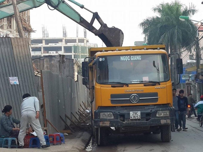 Chiếc xe tải phục vụ qu&aacute; tr&igrave;nh thi c&ocirc;ng nằm