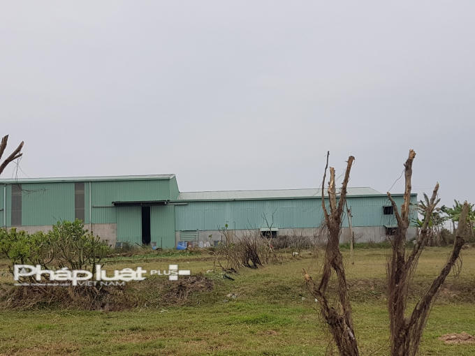 Thanh tra Tỉnh Bắc Ninh yêu cầu Công ty Quỳnh Giang phải tự giác tháo dỡ hơn 1.400 m2 nhà xưởng, nếu không UBND huyện Yên Phong phải tổ chức cưỡng chế. Ảnh Vũ Quang