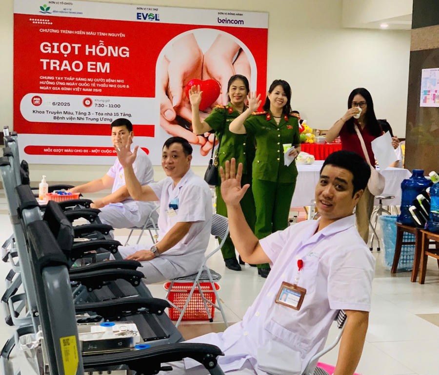 Cán bộ, chiến sĩ Công an đã kịp thời cứu sống bệnh nhân trong tình huống nguy kịch.