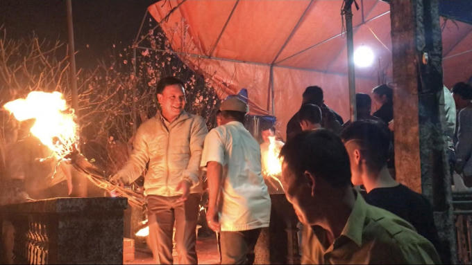 Người dân nơi đây quan niệm việc lấy lửa sẽ đem lại may mắn cho cả năm.