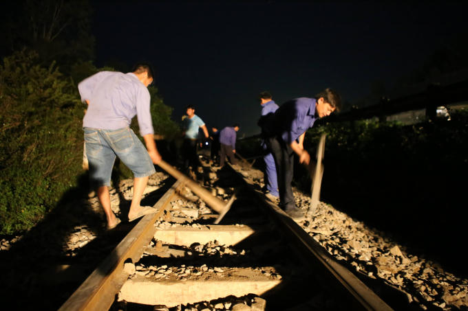 Công nhân nỗ lực khắc phục tuyến đường ray trong đêm.