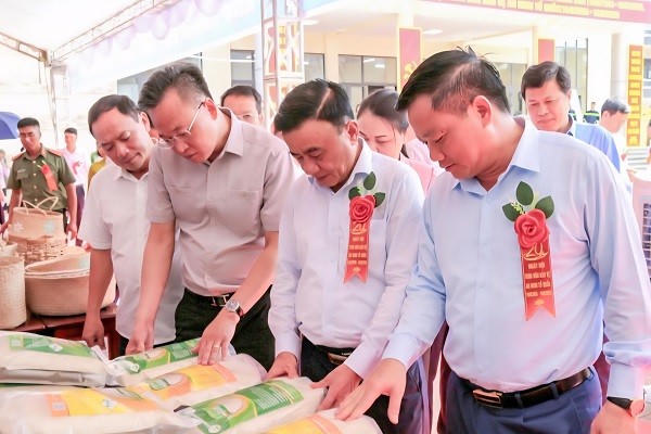 Các đại biểu tham quan các gian hàng giới thiệu sản phẩm OCOP của địa phương.