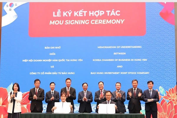 Các đại biểu chứng kiến đại diện doanh nghiệp Hàn Quốc và Việt Nam ký kết các biên bản ghi nhớ trong hợp tác đầu tư.