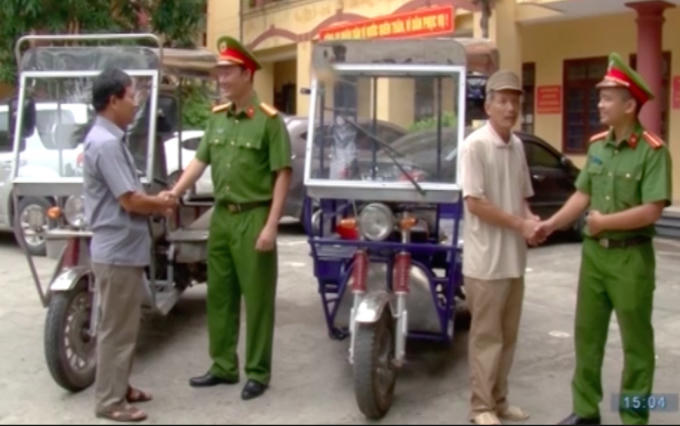 Công an quận Hà Đông bàn giao lại tài sản cho người bị hại.