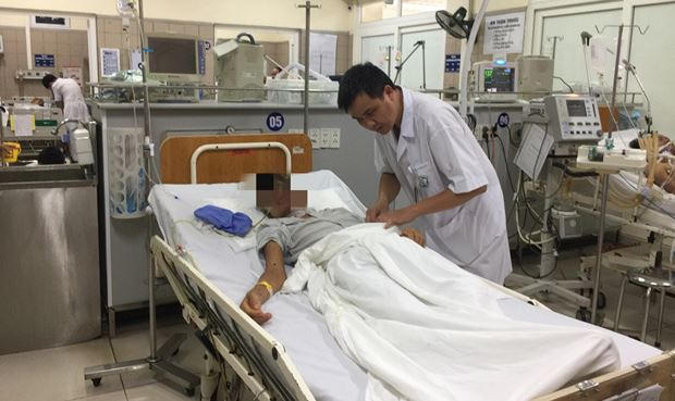 Bệnh nhân bị ong đốt đang điều trị tại Trung tâm Chống độc, Bệnh viện Bạch Mai. Ảnh: Cổng thông tin Bệnh viện Bạch Mai.