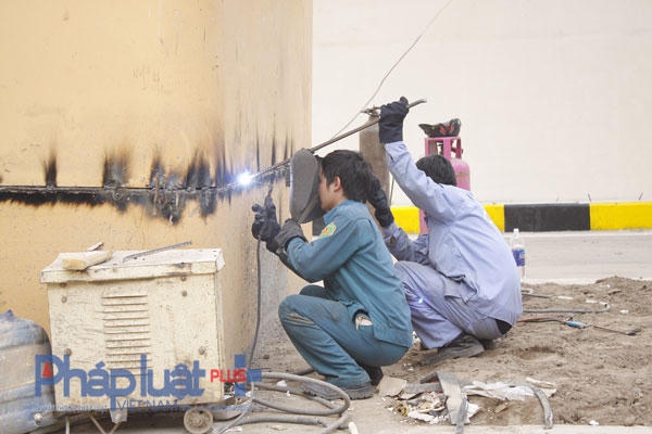 Công nhân hiện đang hoàn thiện các hạng mục phụ như kẻ sơn đường, lắp đặt biển báo, hàng rào chống chói... Dự kiến, hầm chui Thanh Xuân sẽ khánh thành ngày 9/1 tới đây. Ảnh: Như Trường.