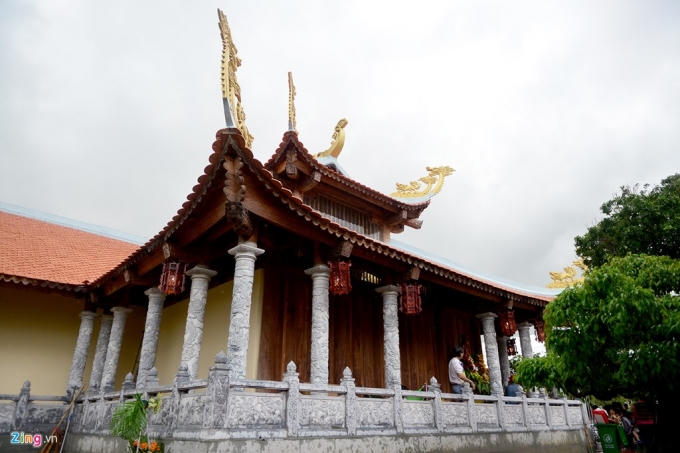 Bên hông nhà thờ chính với chóp ngói nhiều cặp rồng chầu. Những hàng cột chạy dọc hành lang bằng đá điêu khắc hình búp sen.