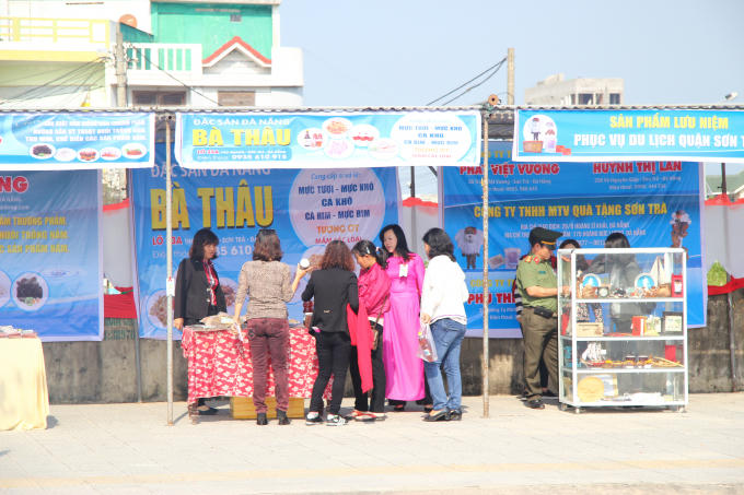 Ngoài ra, tại lễ hội cũng có những gian hàng bày bán những sản phẩm do chính ngư dân quận Sơn Trà đánh bắt ngoài biển hoặc các sản phẩm được làm khô như: Mực tươi, mực khô, cá khô, cá rim... nhằm phục vụ cho du khách mua về làm quà hoặc người dân mua về sử dụng. (Ảnh: Vân Trương)