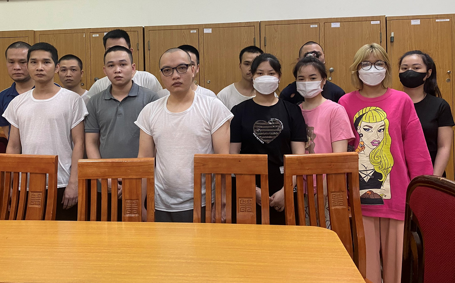 Nhóm đối tượng trong đường mây mua bán dâm bị lực lượng chức năng Công an quận Cầu Giấy triệt phá (Ảnh: Công an TP Hà Nội).