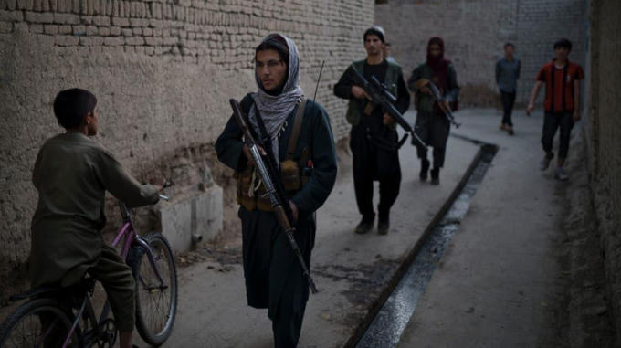 hiến binh Taliban tuần tra ở ngoại ô Kabul. Ảnh: AP