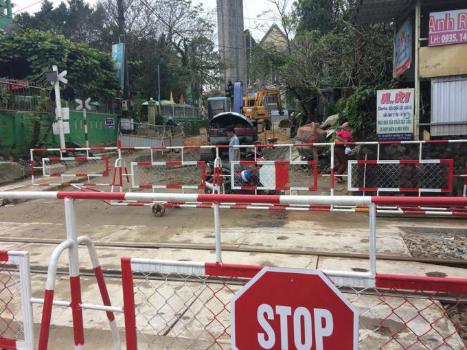 Chặn đường đi lại ảnh hưởng đến hoạt động đi lễ nhà thờ của người dân.