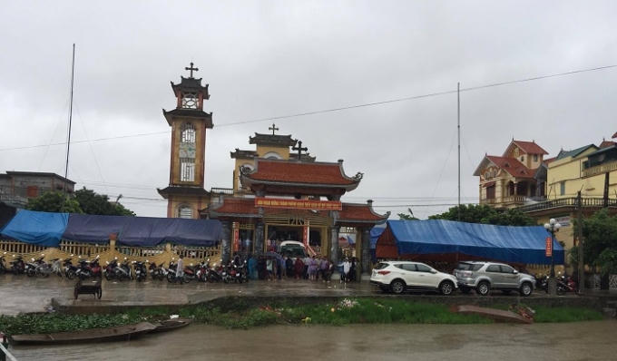 Hiện cả 4 nạn nhân xấu số đã được đưa về quê nhà tại Gia Viễn (Ninh Bình) và đang được làm lễ truy điệu tại nhà thờ trong thời tiết mưa lớn. Ảnh: Độc giả cung cấp.