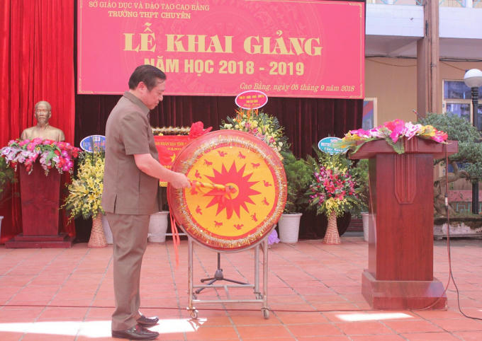 Bí thư Tỉnh ủy Cao Bằng Lại Xuân Môn đánh hồi trống khai giảng năm học mới tại trường THPT chuyên Cao Bằng.