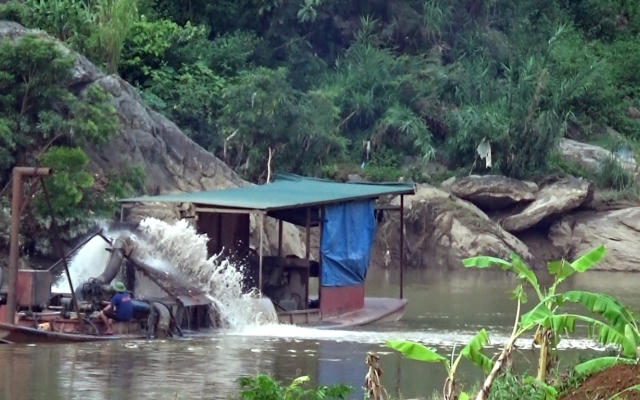 Ngang nhiên khai thác khoáng sản trái phép trên lòng hồ thủy điện Văn Chấn?