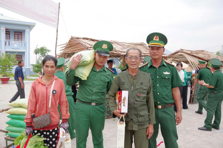 Niềm hạnh phúc, phấn khởi của người dân khi được nhận các nhu yếu phẩm tại phiên chợ “0” đồng.