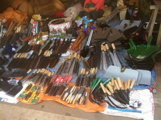 Những công cụ phục phụ sản xuất nông nghiệp được bày bán tại "Chợ Viềng xuân".