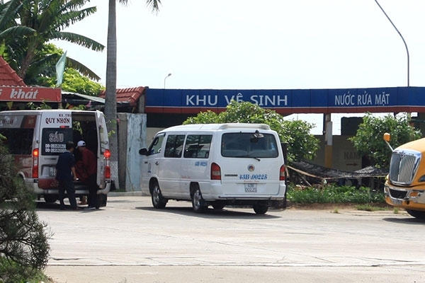 Xe Sáu Phương ngang nhiên lập bến cóc tại cửa hàng xăng dầu Hòa Hiệp để đón - trả khách.