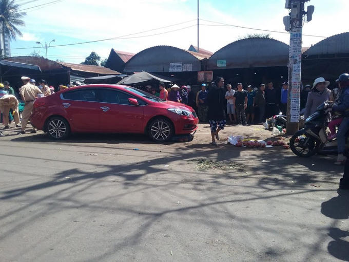 Cơ quan chức năng khám nghiệm hiện trường. Ảnh: FB Nguyễn Thanh Bình