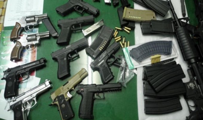 Số súng, đạn thu được trên xe khách (Ảnh: Thái Thụy)