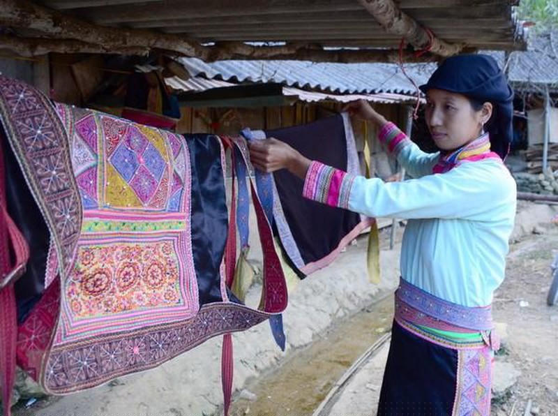 Những bộ áo quần thêu truyền thống của người dân tộc Xạ Phang. (Ảnh: TTXVN)