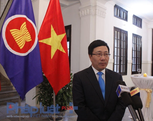 Phó Thủ tướng, Bộ trưởng Ngoại giao Phạm Bình Minh trả lời báo chí. Ảnh: Như Trường.