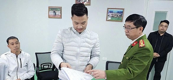 Cơ quan điều tra làm việc với Nguyễn Thành Luân, Giám đốc Công ty Rance Pharma. Ảnh: Báo Công An Nhân Dân.