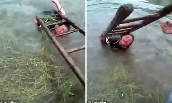 Cậu bé bị ngạt nước khóc lóc xin cha dừng lại.