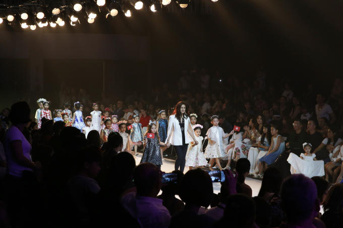 Si&ecirc;u mẫu Thanh Hằng, Minh T&uacute;, Hoa hậu Đỗ Mỹ Linh toả s&aacute;ng tr&ecirc;n s&agrave;n diễn Asian Kids Fashion Week