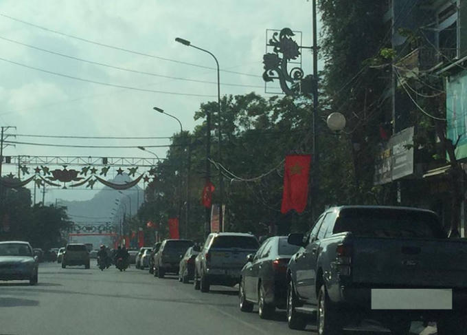 Nhiều tuyến đường tại TP Cẩm Phả sẽ được kẻ vạch phân định diện tích xe ô tô được phép dừng đỗ và trả phí theo Quy Định.