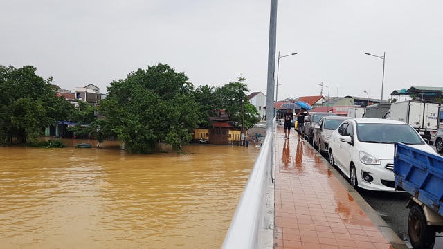Cầu Đông Ba trở thành nơi đỗ xe hơi tránh lũ