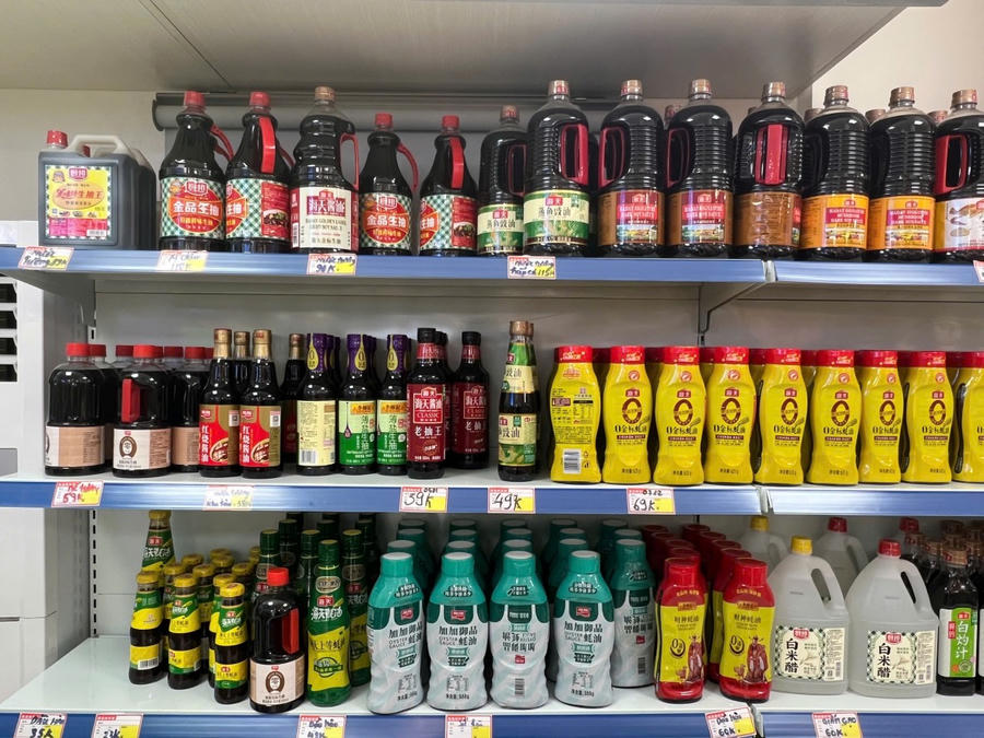 Đủ các loại gia vị như nước mắm, nước tương có nguồn gốc từ Trung Quốc