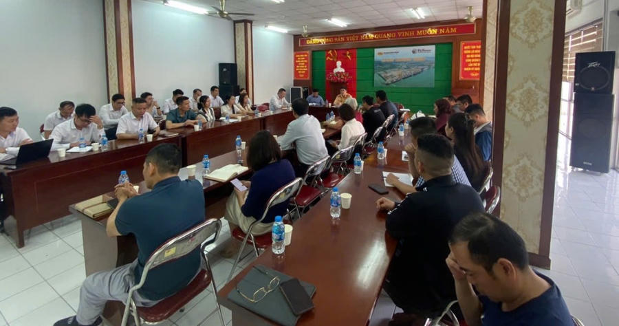 Phòng CSGT Cônng an tỉnh Quảng Ninh làm việc với Công ty TNHH MTV Cảng Quảng Ninh và đại diện các doanh nghiệp vận tải liên quan đến xe cơi nới, hết hạn đăng kiểm hoạt động trong cảng. Ảnh: Công an Quảng Ninh