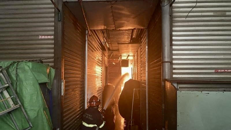 Lực lượng PCCC tiến hành dập tắt đám cháy.