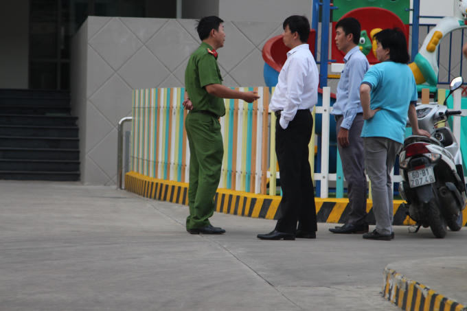 Công an lấy lời khai các nhân chứng.