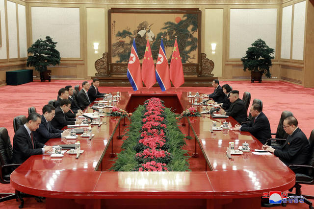 Chủ tịch Tập Cận Bình và nhà lãnh đạo Kim Jong-un cùng các quan chức cấp cao đã tổ chức hội đàm song phương.