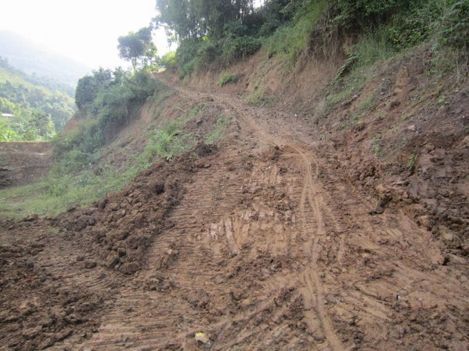 Đường vào bản ngoằn nghèo, hiểm trở.