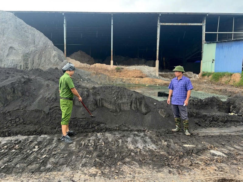 chất thải bùn Công ty TNHH Tân Thuận Phong đổ thải trái phép ra môi trường.