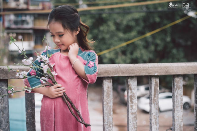 Những mẫu áo dài cho bé cũng được nhiều mẹ lựa chọn làm trang phục ngày Tết.