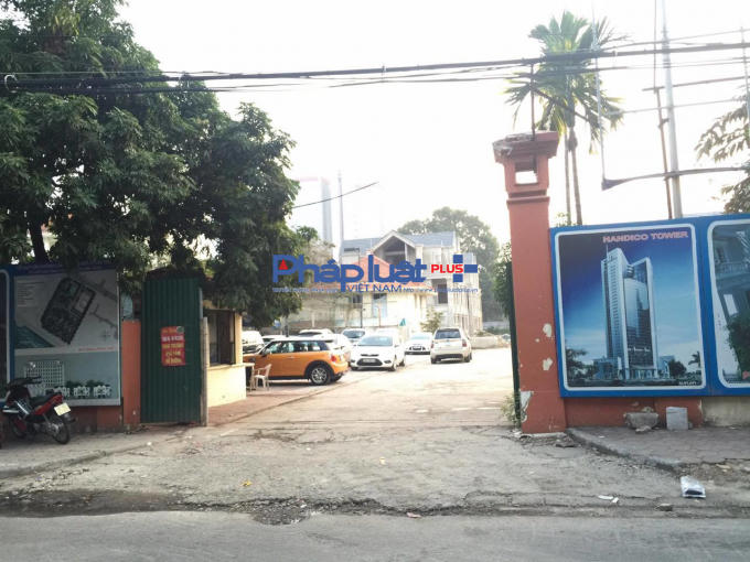 Bãi trông xe nhìn từ bên ngoài công trình.