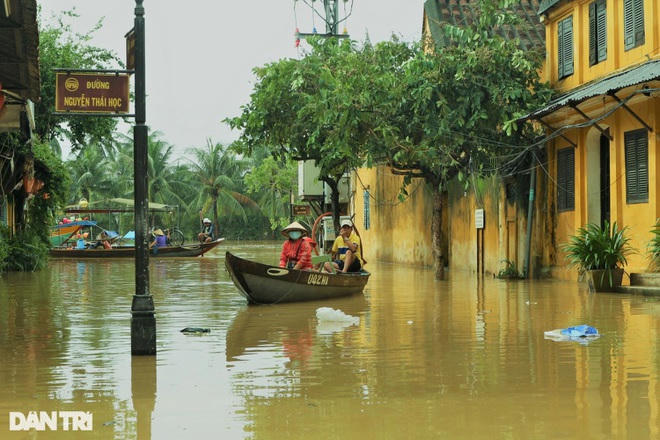 Tranh thủ nước lũ về người dân Hội An lại chèo ghe để chở khách ngắm cảnh phố cổ mùa lũ. Chị Nguyễn Thị Hiền (người dân Hội An) chia sẻ: