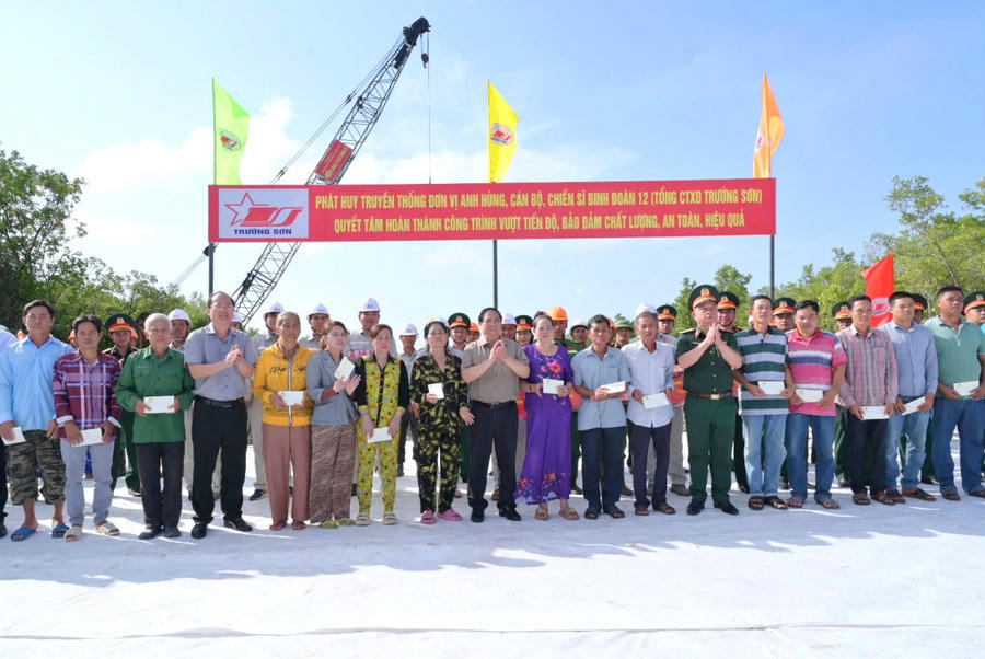 Thủ tướng Phạm Minh Chính tặng quà 20 hộ dân trên địa bàn xã Đất Mũi (Ảnh: Tâm Đông).