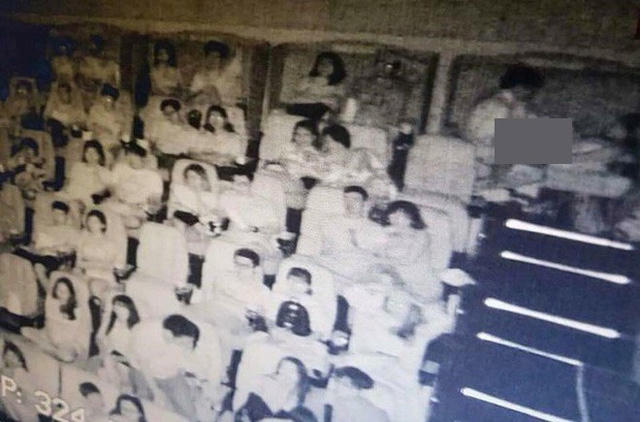 Cặp đôi thân mật quá mức ở rạp chiếu phim