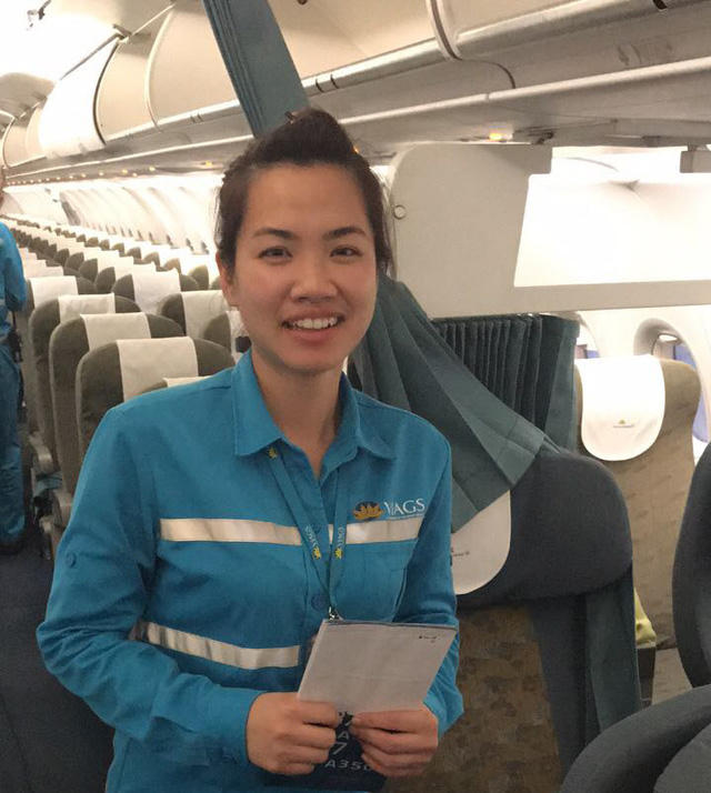 Nhân viên vệ sinh Nguyễn Ánh Tuyết nhặt được gần nửa tỷ đồng khách để quên trên máy bay, chiều 17/3