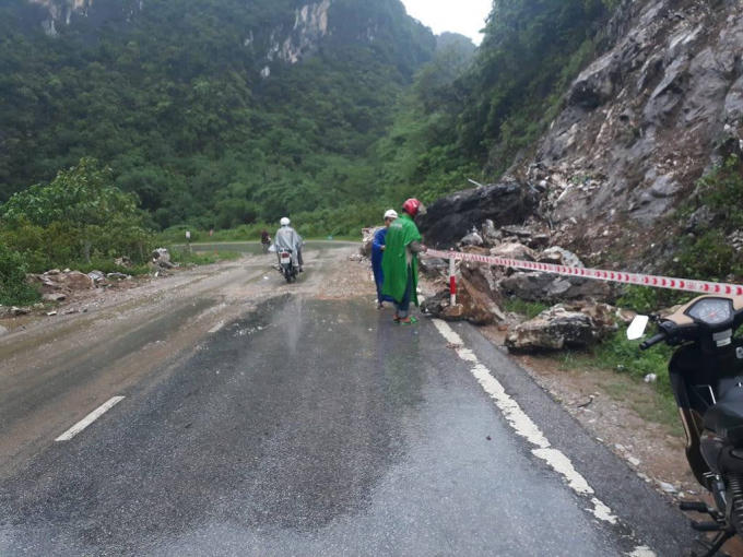Ngay sau đó lực lượng chức năng đã giải phóng hiện trường, cắm biển báo để đảm bảo an toàn giao thông.
