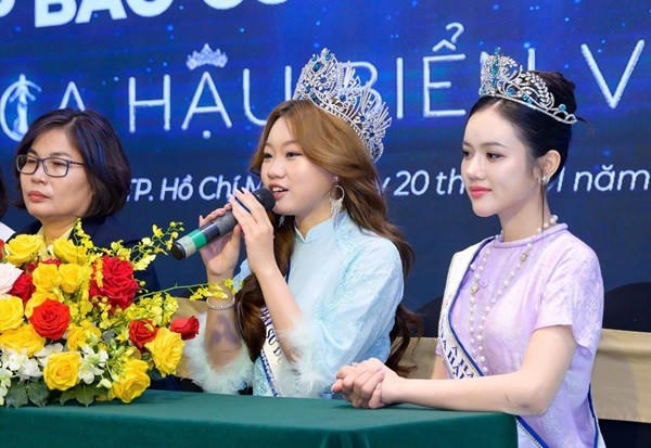 Á hậu 2 Trần Vũ Gia Hân trả lời báo chí.