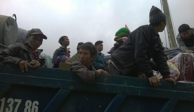 Xe tải chở hàng được "trưng dụng" chở người và quà Tết (ảnh Duy Ngợi).