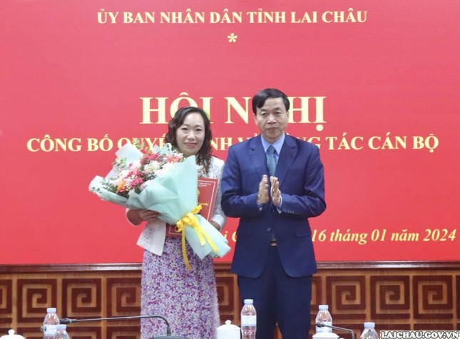 Chủ tịch UBND tỉnh Lai Châu Lê Văn Lương trao quyết định và tặng hoa chúc mừng bà Ngô Thị Bích Hạnh.