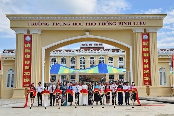 Ngày 5/9/2023, tỉnh Quảng Ninh tổ chức gắn biển Công trình chào mừng kỷ niệm 60 năm Ngày thành lập tỉnh cho Trường THPT Bình Liêu.
