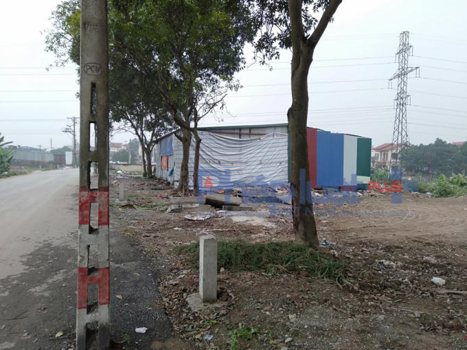 Lán trại được một số người tự ý xây dựng trên nền đất sau khi san phẳng từ bãi phế thải vật liệu xây dựng, tiềm ẩn việc san lấp trái phép này là tương lai không xa những lán trại hay nhà ở sẽ mọc lên ở khu vực này.