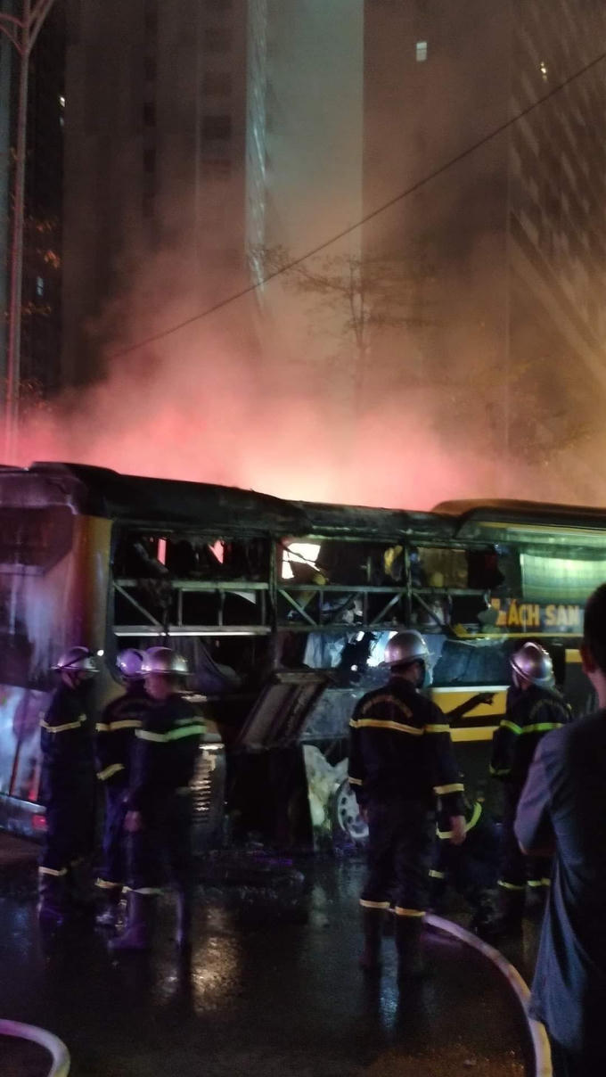 lực lượng Cảnh sát PCCC&amp;amp;CNCH nhanh chóng có mặt tại hiện trường dập lửa.